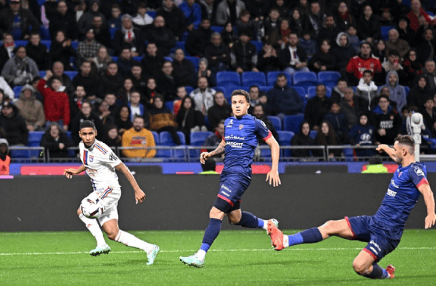 开云-包含赛地聚焦：法国杯转会期热度飙升，巴黎圣日耳曼临场应变，悬念犹存，更衣室氛围转暖的词条-开云